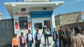 रिंकू पाठक की गैस एजेंसी पर ईओयू की टीम।