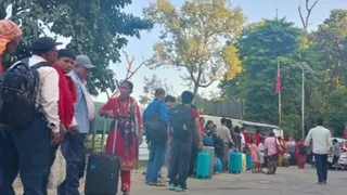 दशहरा खत्म होते ही रोजी-रोटी की तलाश में भारत लौटने लगे नेपाली कामगार।