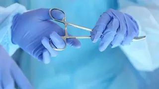 चंदौली में तख्त पर हाइड्रोसील ऑपरेशन का वीडियो वायरल स्वास्थ्य विभाग पर उठे सवाल।
