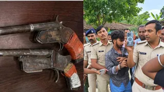 अपराधियों से बरामद दो कट्टा, घटनास्थल पर जांच करते एसडीपीओ, थानाध्यक्ष व मौजूद अन्य। जागरण