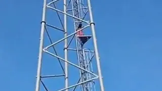मोबाइल टावर पर चढ़ी लड़की