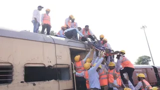 चुनार रेलवे यार्ड में ट्रेन दुर्घटना का सफल मॉक ड्रिल, आपदा तैयारियों का हुआ परीक्षण।