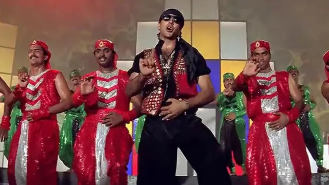 32 सालों से पार्टी-ऑर्केस्ट्रा की शान है Akshay Kumar का ये गाना, नुसरत फतेह अली खान की कव्वाली से है प्रेरित!