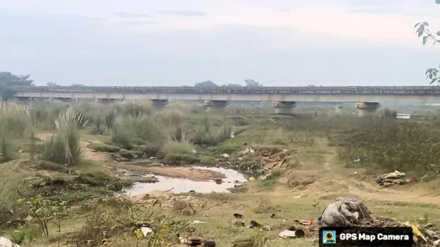 जमुई में बालू माफिया ने छीनी उलाई नदी की खूबसूरती, कीचड़ और गंदगी के बीच कैसे अर्घ्य देंगे व्रती ?

