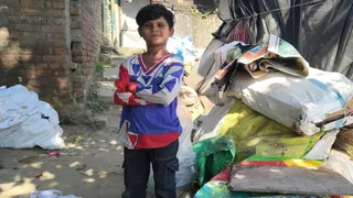 साहिल ने पिता से सीखा जादू का हुनर, अब जादू दिखाकर परिवार की आजीविका चलाने में कर रहा पिता की मदद।