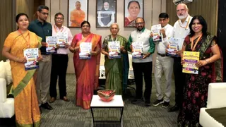 यूनिफेस्ट 2026 के पोस्टर का विमोचन करतीं राज्यपाल आनंदी बेन पटेल। साथ हैं उच्च शिक्षा मंत्री योगेंद्र उपाध्याय, वीसी प्रो. आशु रानी।