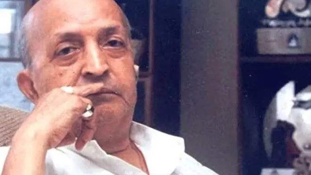 पान खाके बनारस को बनाया हिट, अमिताभ को दिए कई कल्ट गाने; सदाबहार गीत देने वाले अंजान की कहानी