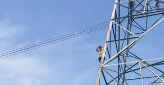 हाईटेंशन लाइन के ट्रांसमिशन टावर पर चढ़ अपनी मांग कोरखता किसान का बेटा। सौ. ग्रामीण