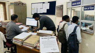Bhagalpur Teacher Double Salary Recovery: भागलपुर में 2 पदों का वेतन लेने वाले शिक्षकों पर शिकंजा! DEO का एक हफ्ते का अल्टीमेटम, स्वेच्छा से राशि लौटाने का आदेश