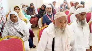 सऊदी अरब के होटल में बैठे मुरादाबाद के आजमीन। सौ. आजमीन