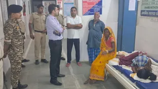 अस्पताल पहुंचकर निर्देश देते डीएम रिची पांडेय। जागरण