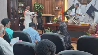 अपने दफ्तर में खड़े होकर जनता की समस्याओं को सुनते धनबाद के डीसी आदित्य रंजन। (फोटो जागरण)
