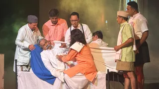 RSS Centenary Bhagalpur: भागलपुर टाउन हॉल में आयोजित महानाट्य 'युग प्रवर्तक डॉ. हेडगेवार' का दीप प्रज्वलित कर उद्घाटन करते स्वामी आगमानंद जी महाराज