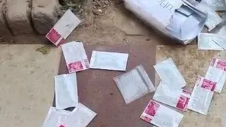 एटा में कचरे की तरह पड़ीं हेपेटाइटिस टेस्ट किट।