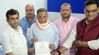 पटना स्नातक निर्वाचन सीट से विजयी जदयू प्रत्याशी नीरज कुमार को प्रमाण पत्र देते प्रमंडलीय आयुक्त राजेश कुमार।