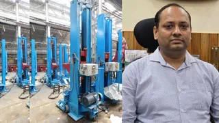 कारखाना में बना रहे जमालपुर जैक,जानकारी देते डिप्टी क्रेन अभिनय, जागरण।