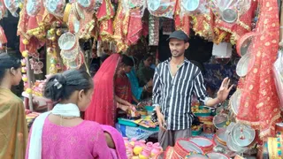 करवा चौथ 2026: मधेपुरा में सामान की खरीदारी हो रही है।