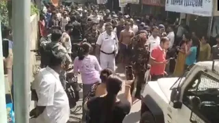 आरोपियों को बिना शर्ट घुमाती पुलिस की तस्वीर।