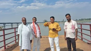 खरीक में कोसी नदी के कटाव से प्रभावित पीपा पुल का मुआयना करते भाजपा नेता रूप कुमार रूप