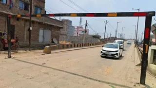 लखीसराय बाइपास स्थित क्षतिग्रस्त रेल ओवर ब्रिज।