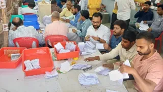 UP MLC Election Result 2026: यूपी में सपा का बढ़ता दबदबा, लखनऊ-वाराणसी में बढ़त, गोरखपुर में दूसरी वरीयता के वोटों पर टिकी नजरें