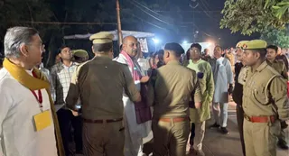 मौके पर मौजूद लोगों को समझाती पुलिस। जागरण