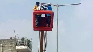 मैनपुरी में सड़कों पर नई स्ट्रीट लाइट लगाते पालिकाकर्मी।