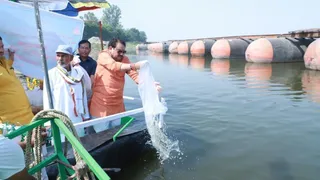 पोइया घाट पर नदी में मत्स्य अंगुलिकाएं छोड़ते केंद्रीय राज्यमंत्री प्रो. एसपी सिंह बघेल।