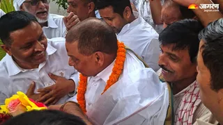 Bihar MLC Election Result :नीरज कुमार को जीत की बधाई देते धनबाद जदयू अध्यक्ष पिंटू सिंह।