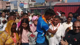 ऊना पहुंचने पर माता और पिता को गोल्ड मेडल पहनाते निषाद। जागरण