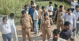 स्लैब गिरने की जानकारी मिलते ही मौके पर पहुंचे पुलिस अधिकारी। जागरण