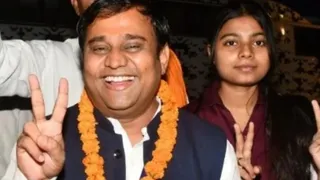 तिरहुत स्नातक से जीत के बाद बंशीधर ब्रजवासी। जागरण