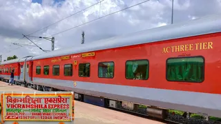 Vikramshila Express Timetable Changed Bhagalpur-Anand Vihar: भागलपुर रेलवे स्टेशन पर खड़ी आनंद विहार जाने वाली विक्रमशिला एक्सप्रेस।