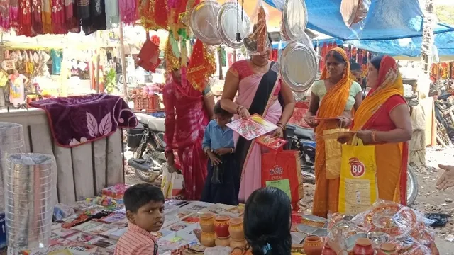 दिनभर भूखी-प्यासी रहेंगी पत्नियां, शाम को चांद के साथ होगा पतिदेव का दीदार, बगहा में भी रौनक 
