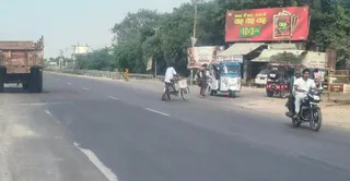 घाटमपुर के आनूपुर मोड़ से निकलते वाहन। जागरण