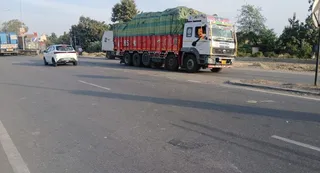 कालेसर-लखनऊ फोरलेन पर बने कट पर नहीं है संकेतक और सफेद पट्टी। जागरण