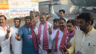 सपा के एमएलसी डॉक्टर आकाश अग्रवाल सपा समर्थकों के साथ। फोटो क्रेडिट: विनोद अग्रवाल।