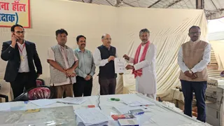 उत्तर प्रदेश विधान परिषद आगरा खंड शिक्षक निर्वाचन-2026 में विजयी घोषित हुए सपा प्रत्याशी डा आकाश अग्रवाल (वित्तविहीन वाले) को रिटर्निंग आफिसर नगेन्द्र प्रताप द्वारा प्रमाण पत्र दिया गया।