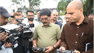 उत्पाद एवं मद्य निषेध मंत्री योगेंद्र प्रसाद महतो ने बुधवार को रामगढ़ जिले के चुट्टूपालू में ड्रोन निगरानी प्रणाली का परीक्षण किया।