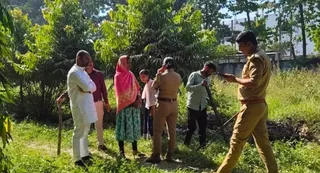 बीआरडी मेडिकल कालेज के प्राचार्य कार्यालय के सामने प्यारेलाल पार्क में गायब बच्ची को ढूंढती हुई पुलिस । जागरण