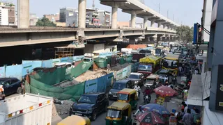 दिल्ली के भजनपुरा डबल डेकर फ्लाईओवर पर अतिक्रमण का साया