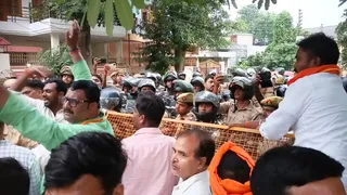 वाराणसी MLC चुनाव: भाजपा का पर्यवेक्षक पर धांधली का आरोप, सड़क पर प्रदर्शन और रीकाउंटिंग की मांग।