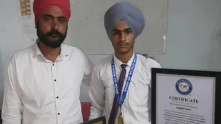 अफजलगढ़ के गांव कुआंखेड़ा में बुक आफ वर्ल्ड रिकार्ड्स के प्रमाण पत्र के साथ छात्र जसकीरत सिंह