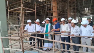 निर्माणाधीन अत्याधुनिक टर्मिनल भवन का निरीक्षण करते सांसद डा. गोपालजी ठाकुर एवं अन्य। सौ. निजी सचिव।