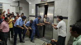 फरीदाबाद में लिफ्ट खराब होने से फंसा व्यक्ति ( एआई जेनरेटेड इमेज )