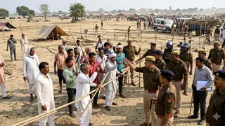 गढ़मुक्तेश्वर गंगा मेले में जमीन घेरने पहुंचे लोगों को पुलिस ने रोका ( एआई जेनरेटेड इमेज )