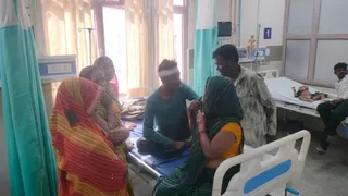 सड़क हादसे में घायलों को अस्पताल में भर्ती कराया गया है।