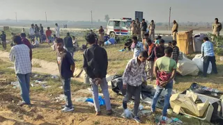 गंगा एक्सप्रेसवे पर हादसे के बाद पहुंची पुलिस।