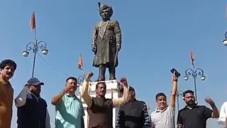 डोगरा सर्टिफिकेट की बहाली को लेकर तवी पुल पर गरजे युवा। (फोटो- इंटरनेट मीडिया)