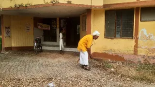 गाजीपुर के धर्मागतपुर अस्पताल में सफाई बदहाली, आरएसएस कार्यकर्ता ने संभाली कमान।